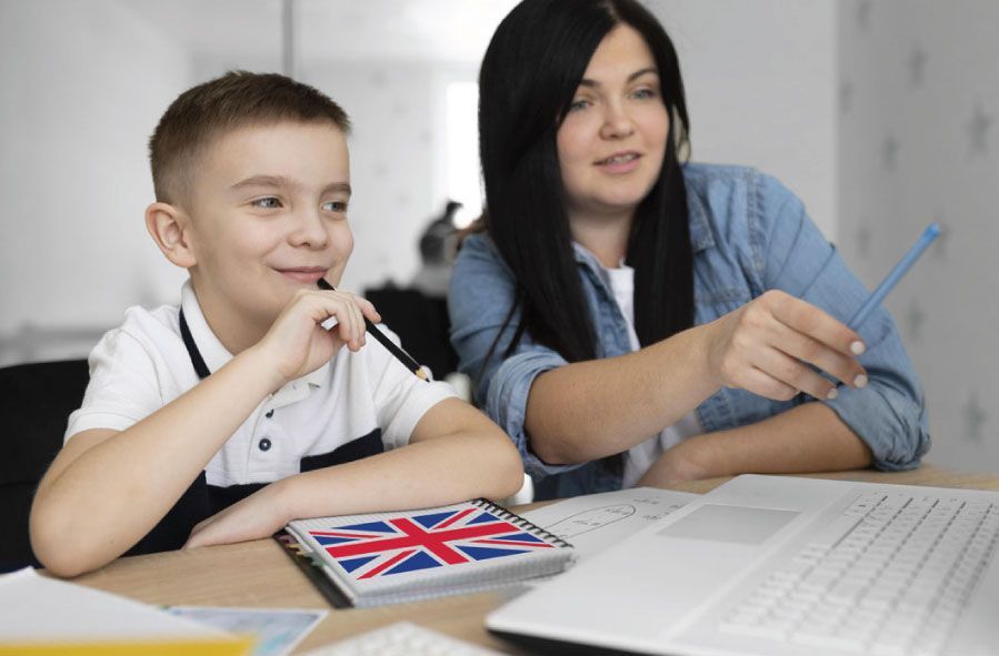 Bambino che studia la lingua inglese con insegnante a domicilio