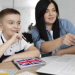 Bambino che studia la lingua inglese con insegnante a domicilio